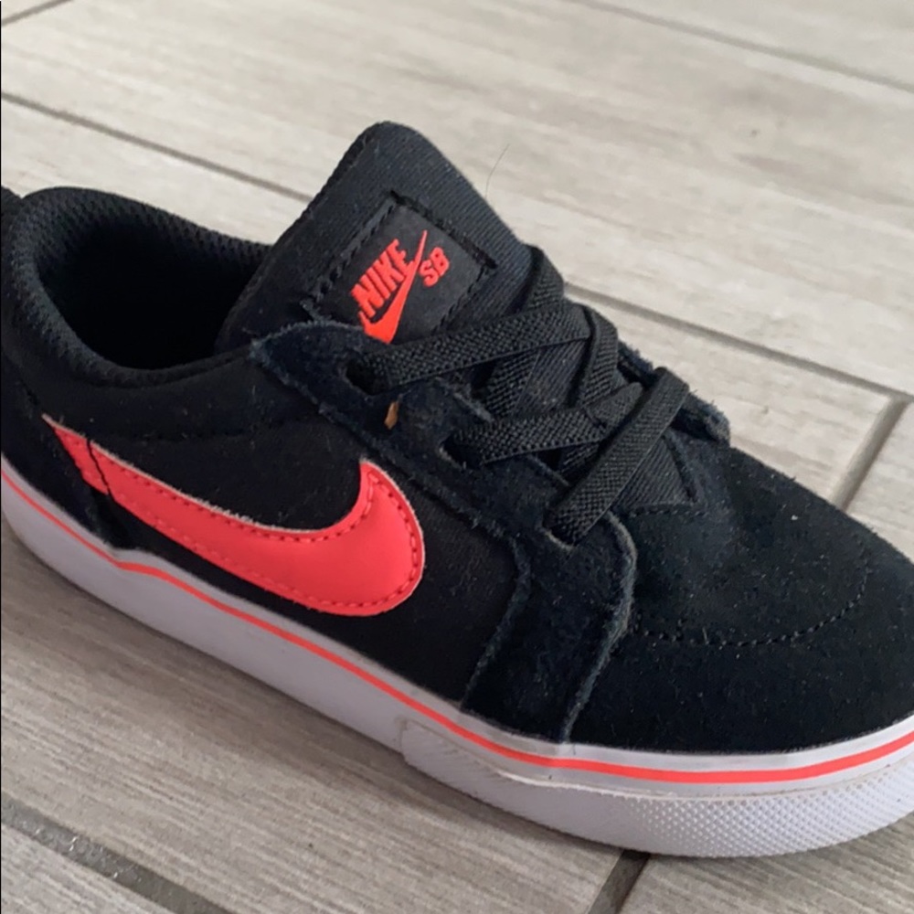 Toddler size 9 Unisex Nike Tennis Shoe